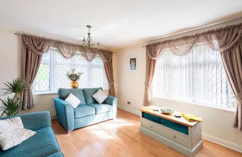 Wolverhampton House | Spacious 5 bedroom, 2 Living Room, Games Room