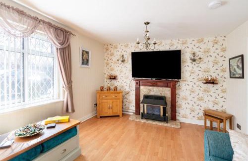 Wolverhampton House | Spacious 5 bedroom, 2 Living Room, Games Room