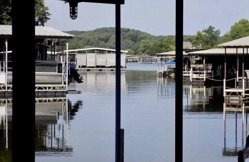 Linn Creek House | Spacious 5 Bedroom House ON THE LAKE, Private Dock, rent 2nd house next door!