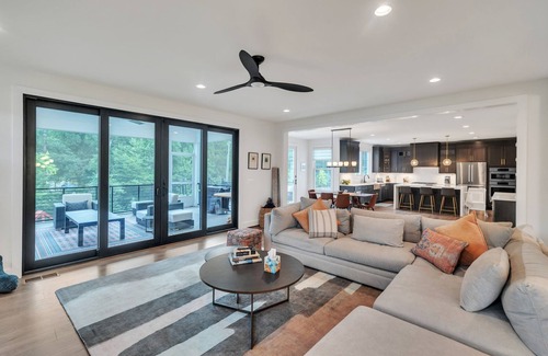 Herndon House | Spacious 5-bedroom home, Family Friendly in delightful Oak Hill