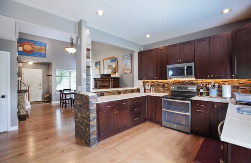Seven Hills House | Spacious 5-bedroom house with Hot Tub and Central AC in Aurora