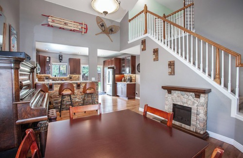 Seven Hills House | Spacious 5-bedroom house with Hot Tub and Central AC in Aurora