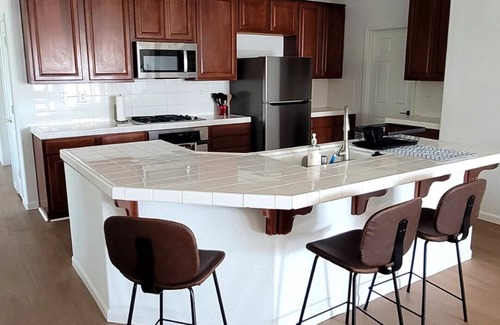Roosevelt House | Spacious 5-bedroom house with WiFi, AC in welcoming Fresno