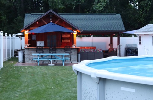 Geneva House | Spacious 5-bedroom house, Family Entertainment Pavilion, WiFi, AC in Geneva