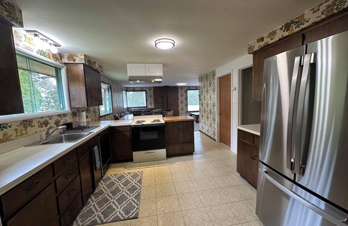 Lynden House | Spacious 5-bedroom house in charming Lynden with theater room and Wi-Fi