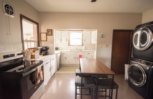 Omaha House | Spacious 5-bedroom house with Wi-Fi and washer/dryer in convenient South Omaha
