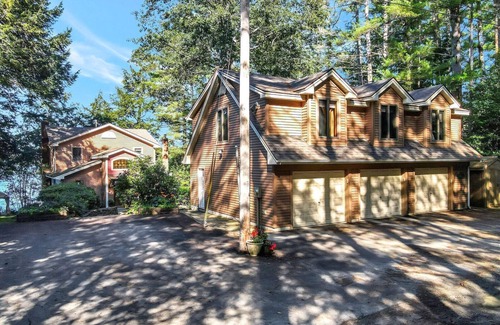 Winthrop House | Spacious 5-bedroom lakefront home on pristine Lower Narrows Pond in Winthrop