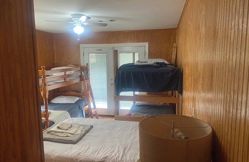 Braithwaite Cabin | Spacious 5-bedroom lodge in brilliant Delacroix with AC, WiFi