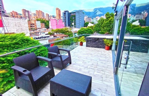 Lalinde Apartment | Spacious 5-bedroom Penthouse in Parque Lleras ,3 jacuzzis and Pool Large Terrace