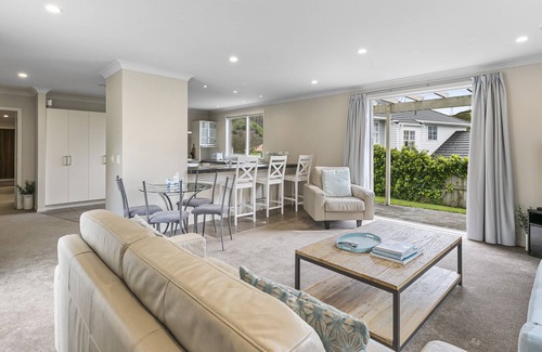 Johnsonville House | Spacious 5 bedroom with Garage * FIFA World Cup Base!