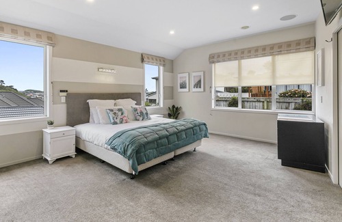 Johnsonville House | Spacious 5 bedroom with Garage * FIFA World Cup Base!