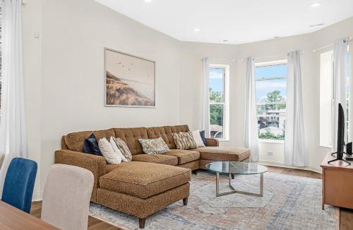 North Lawndale Apartment | Spacious 5-BR Apt next to transit Free Parking
