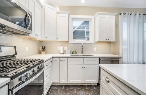 Miami Park House | Spacious 5 BR home with views of Lake Michigan and access to beach via stairway.