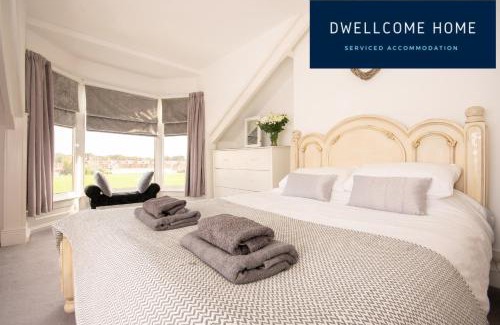 Westoe Apartment | Spacious 5 Double Bedroom 6 Beds Townhouse 2 Bathrooms, Ideal for long term contractor, etc stays, 15 mins drive to Nissan, 10 mins walk to metro station - see our site for assurance