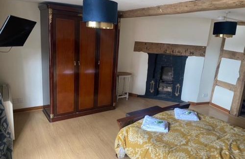 Shrewsbury Hotel | Spacious 5 Family Rooms House By Shropshire Escapes Short Lets & Serviced Accommodation Shrewsbury With Free WiFi
