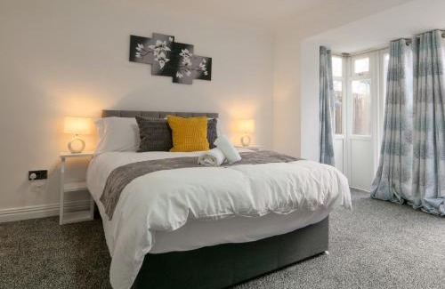 Sunderland House | Spacious 5B Sunderland Home for Groups & Families