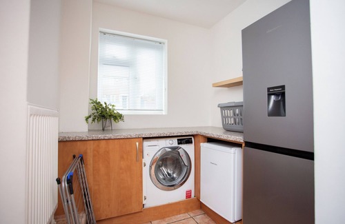 Luton House | Spacious 6 Bed Haven in Luton: Contractor-Friendly