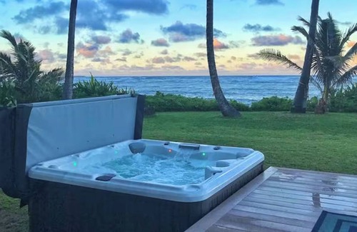Hauula House | Spacious 6-bedroom beachfront estate with hot tub, AC, near shopping center