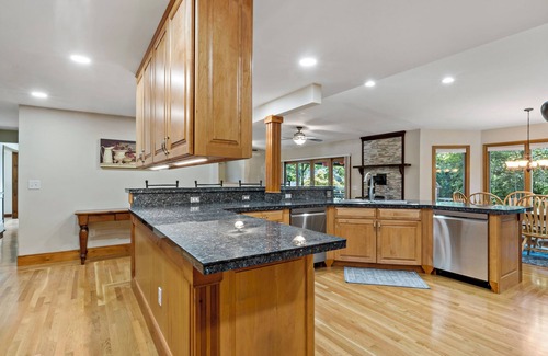 Bristol House | Spacious 6 Bedroom Cozy Seaside Escape