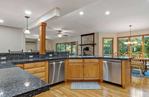 Bristol House | Spacious 6 Bedroom Cozy Seaside Escape