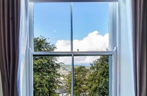 Londonderry Villa | Spacious 6 Bedroom Victorian Period Villa