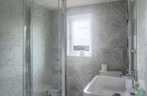 Brampton House | Spacious 6 Bedroom House in Bexleyheath