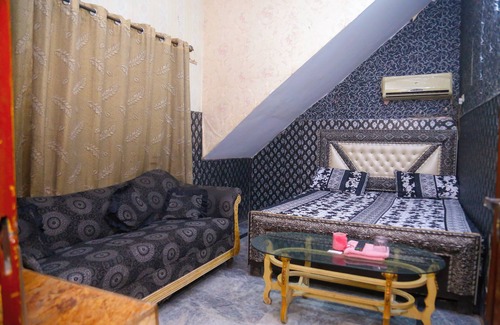 Lahore Hotel | Spacious 6-bedroom hotel in fabulous Lahore with AC, WiFi; attached washroomn