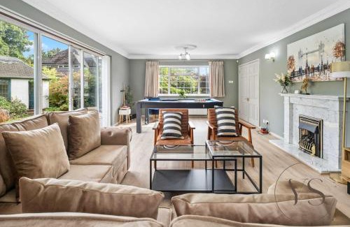 Sutton Coldfield House | Spacious 6BR Villa in 32 Le More Birmingham with 7 Beds and Free Onsite Parking