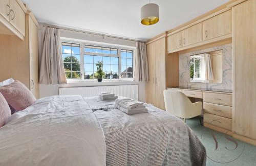 Sutton Coldfield House | Spacious 6BR Villa in 32 Le More Birmingham with 7 Beds and Free Onsite Parking
