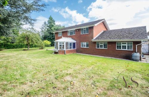 Sutton Coldfield House | Spacious 6BR Villa in 32 Le More Birmingham with 7 Beds and Free Onsite Parking