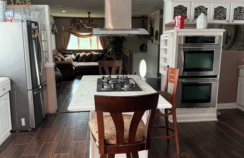 Omaha House | Spacious 7 bedroom house with WiFi, fitness room in brilliant Omaha.