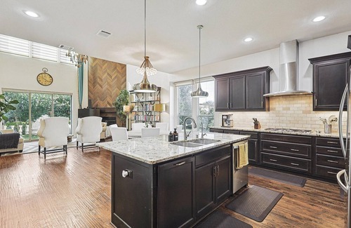 Valley Ranch House | Spacious 7 beds house with fire pit, home theater, fitness room
