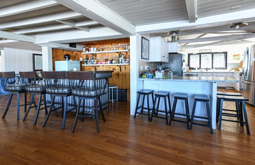 Naples House | Spacious 8-Bedroom, 4 bathroom Lakefront Home on Long Lake with sandy beach!