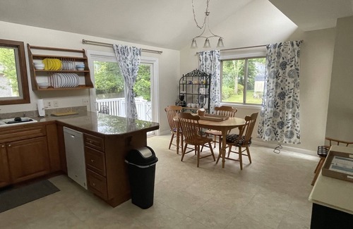 Bonnet Shores House | Spacious and bright coastal, quiet and close to beaches.