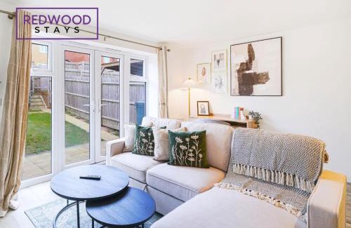 Sherborne St. John House | Spacious and Cosy 3-Bedroom 2-Bathroom Serviced House, Free WiFi and Free Parking for 2 Cars By Redwood Stays