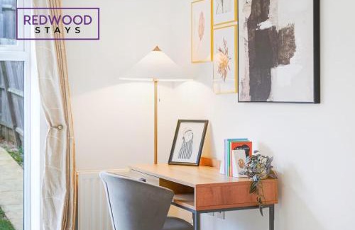 Sherborne St. John House | Spacious and Cosy 3-Bedroom 2-Bathroom Serviced House, Free WiFi and Free Parking for 2 Cars By Redwood Stays