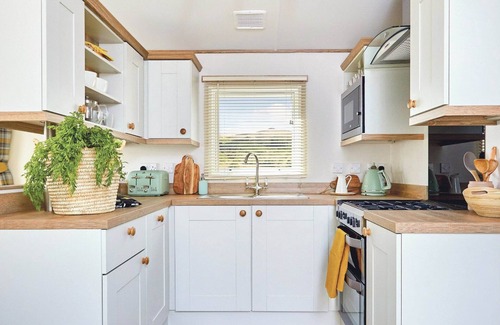 Axminster House | Spacious and luxurious 12-foot-wide caravan with one double and one twin.