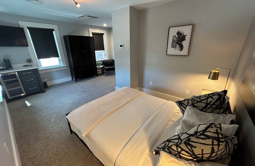 Historic Hill Hotel | Spacious and modern 1 Bed/1 Bath/Dog friendly with parking on Historic Pelham St.