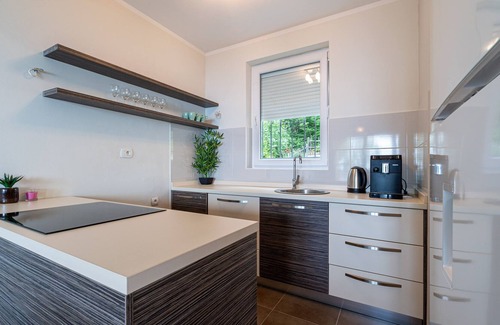 Lapcici Villa | Spacious and private 3-BDRM Villa Monte Hill