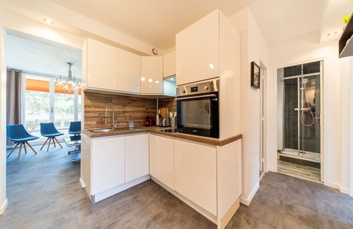 Bron Apartment | Spacious Apartment for 8 with Balcony in Bron