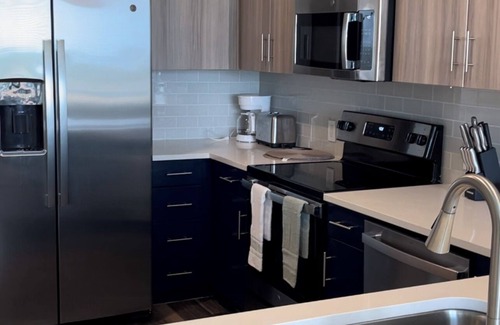 Addison Apartment | Spacious Apartment/pool/Free Parking/fitness room with 2 TV.