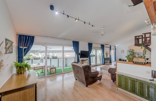 Vranjic Apartment | Spacious apartment w. three balconies and parking