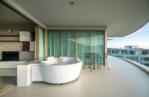 Karon Apartment | Spacious apartment with jacuzzi and ocean view