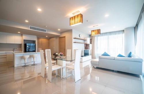 Karon Apartment | Spacious apartment with jacuzzi and ocean view