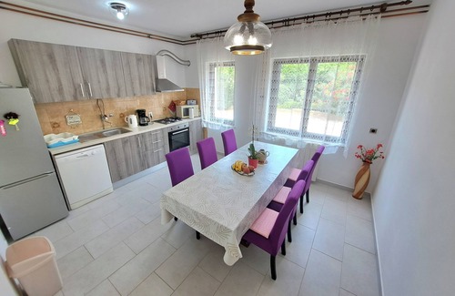 Valdebek Apartment | Spacious apartment with big pool close to Pula