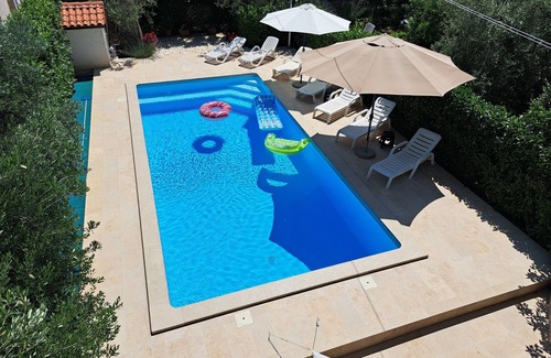Valdebek Apartment | Spacious apartment with big pool close to Pula