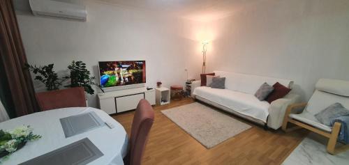Solomjanskyj Apartment | Spacious appartment in green area, 5 km to Khreschatyk