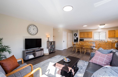 Bayshore - Klatt House | Spacious, bright, convenient to everything in Anchorage! Bonus room!