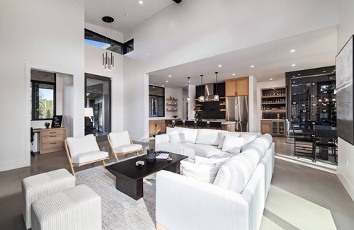 Truckee Villa | Spacious Bright Home on Golf Course| Fresh Modern Design| Private Hot Tub & Gym