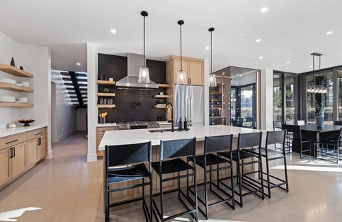 Truckee Villa | Spacious Bright Home on Golf Course| Fresh Modern Design| Private Hot Tub & Gym